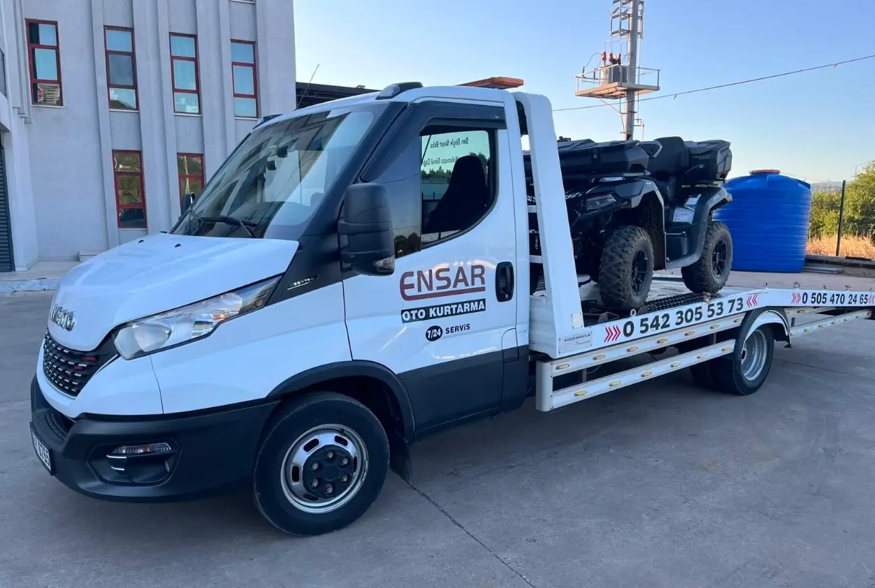 Ensar Oto Kurtarma logolu kayar kasa çekici üzerinde ATV taşıması, İnegöl