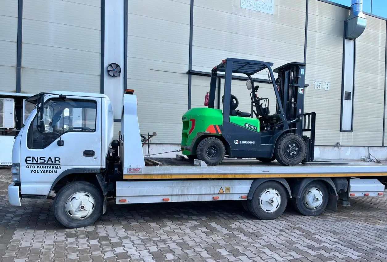 Ensar Oto Kurtarma çekicisi ile İnegöl sanayi bölgesinde forklift taşıma