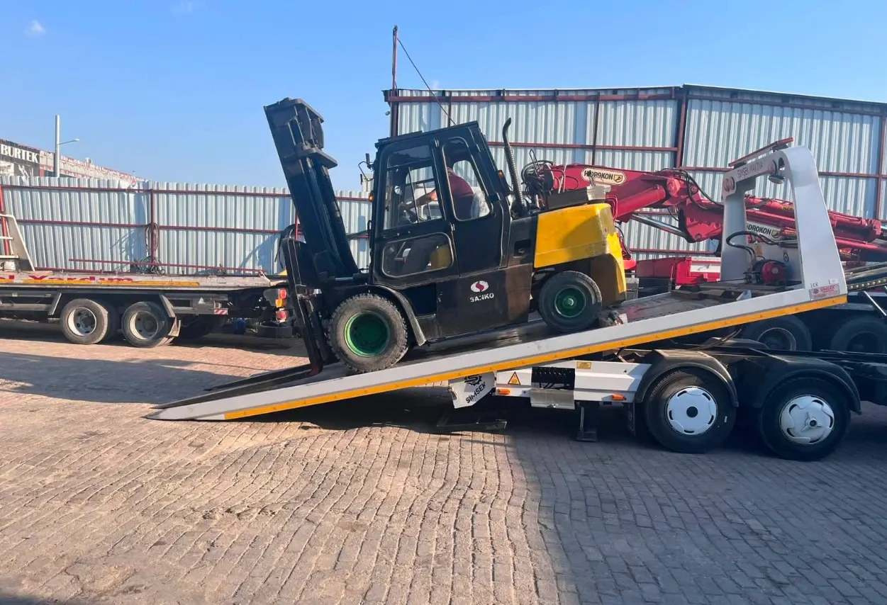 Kabinli forkliftin Ensar Oto Kurtarma çekicisine rampa ile yüklenmesi