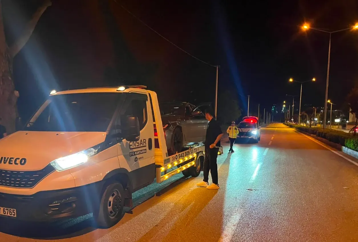 Gece trafik kazası sonrası aracı olay yerinden alan Ensar Oto Kurtarma çekicisi