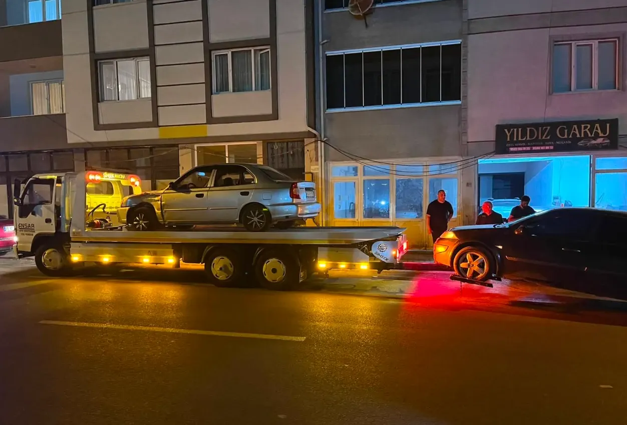 Gece saatlerinde arızalı otomobili kayar kasa çekiciye yükleyen Ensar Oto Kurtarma, İnegöl