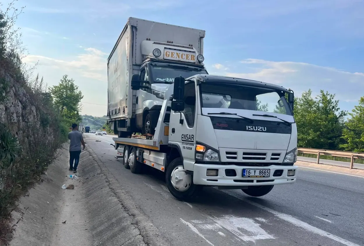 Ensar Oto Kurtarma çekicisi karayolunda arızalı kamyonu platforma yüklemiş, İnegöl