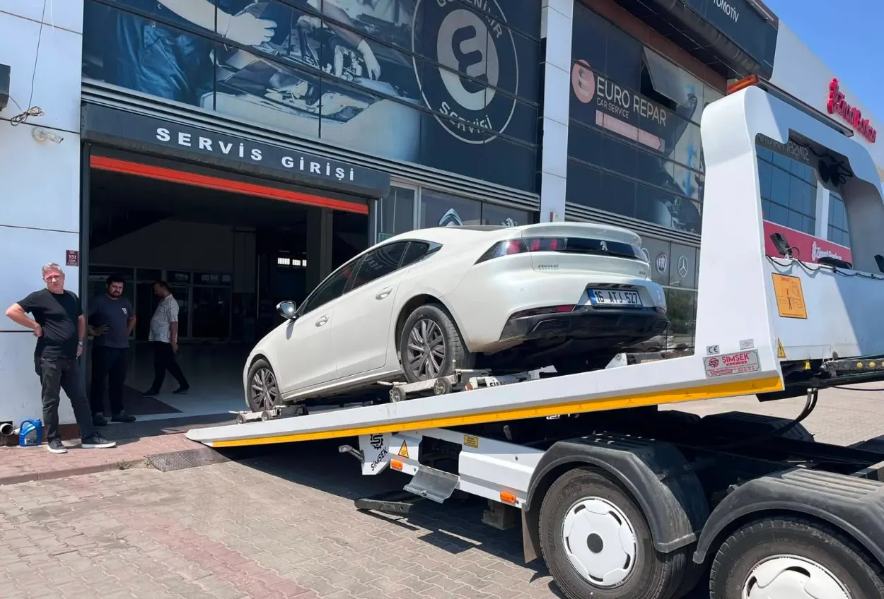 Ensar Oto Kurtarma çekicisi ile otomobilin oto servisine teslim edilmesi, İnegöl
