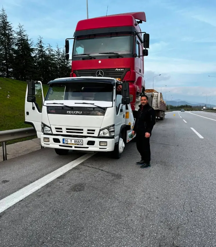 Ensar Oto Kurtarma çekicisi karayolunda arızalı tır çekicisini kurtarıyor